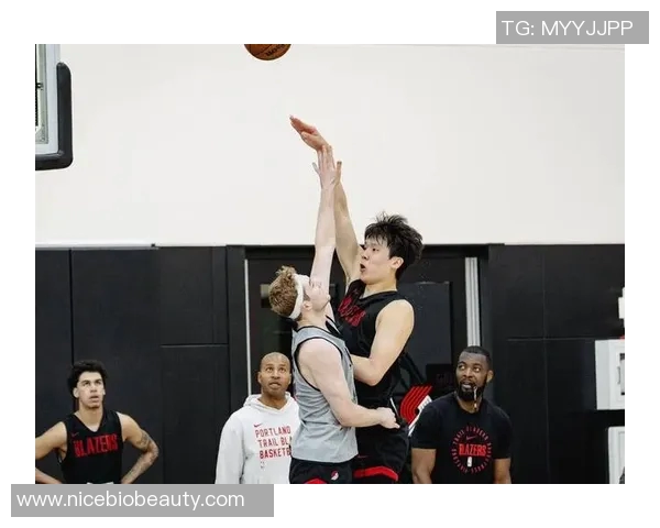 湖人记者调侃杨瀚森热爱美食与游戏生活的幽默瞬间 湖人记者调侃杨瀚森热爱美食与游戏生活的幽默瞬间