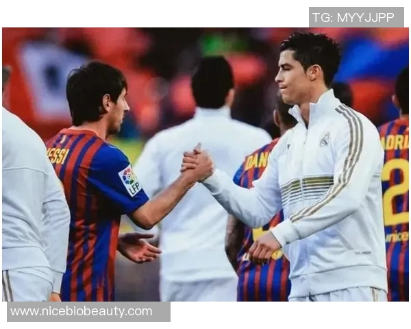 C罗与梅西巅峰对决精彩回放重温足球传奇瞬间 C罗与梅西巅峰对决精彩回放重温足球传奇瞬间